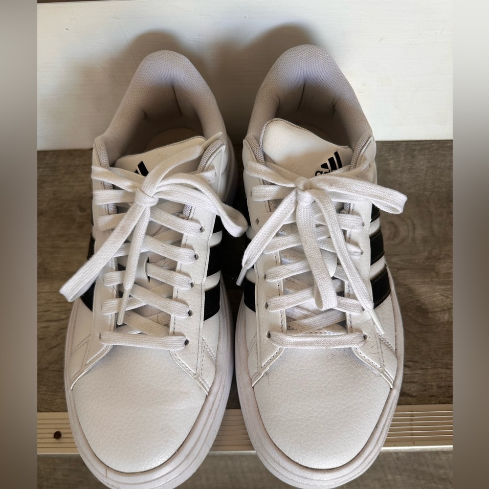 Adidas super cute white tennis shoes